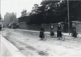  ??  ?? Passionné par la photo, Zola mitraille tout : les femmes cyclistes…