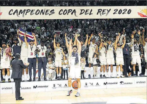  ?? FOTO: EFE ?? Felipe Reyes, capitán del Real Madrid, alza el trofeo de campeón con el resto del equipo en lo más alto de podio, ayer tras la final en el Martín Carpena