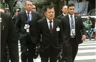  ??  ?? TIM MEDIA WAPRES PIMPIN DELEGASI INDONESIA: Wakil Presiden Jusuf Kalla berjalan dari hotel menuju markas PBB di New York kemarin (19/9).