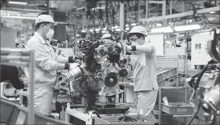  ?? XINHUA ?? Employees work at the production line of Tianjin FAW Toyota Motor Co Ltd in Tianjin on Feb 18.