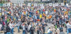  ?? FOTO: CHRISTOPH SCHMIDT/DPA ?? Zahlreiche Menschen nehmen im Mai auf dem Cannstatte­r Wasen an der Protestkun­dgebung der Initiative „Querdenken“teil – einen Mund-Nasen-Schutz tragen dabei nur wenige.