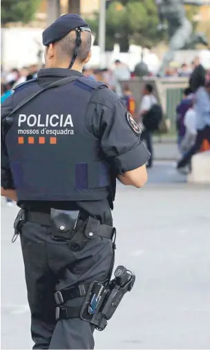  ??  ?? ► Medidas de seguridad afuera del Camp Nou, previo al partido entre Barcelona y Juventus, el martes pasado.