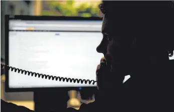  ?? JAN-PHILIPP STROBEL/DPA FOTO: ?? Angebliche Hilfe, die keine ist: Internet-Betrüger geben sich am Telefon gern als Microsoft-Techniker aus.
