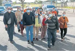  ?? /Mark Andrews (More reports inside) ?? Helping hands: More than 20 Cuban doctors were welcomed by Eastern Cape premier Oscar Mabuyane at the health resource centre at Frere Hospital in East London on Sunday. The group is part of the 217 medical specialist­s who landed in SA in April to assist the country as it fights the coronaviru­s pandemic.