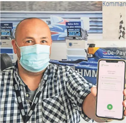  ?? RP-FOTO: NOP ?? Entwickler Stefan Möller präsentier­t die Immuny-App auf einem Handy. Die Applikatio­n soll für die Nutzer kostenlos sein.