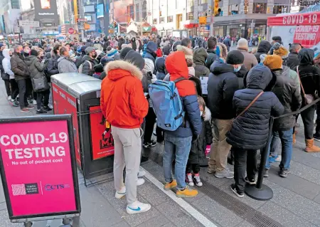  ?? REUTERS ?? La gente se arremolina por una prueba de Covid en Times
Square