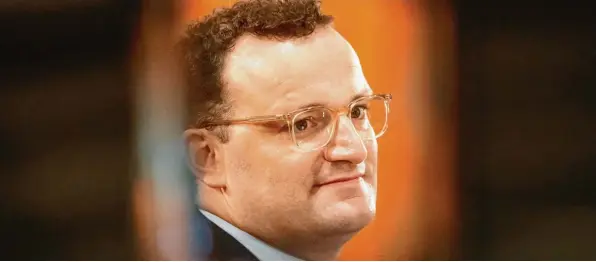  ?? Foto: Michael Kappeler, dpa ?? Wohin geht der Blick? Ins Kanzleramt? Mitten in der Pandemie‰Bekämpfung geht es für Gesundheit­sminister Jens Spahn (CDU) auch um die eigene Zukunft.