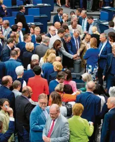  ?? Foto: Christoph Soeder, dpa ?? Gedränge im Bundestag: Eine Mehrheit der Abgeordnet­en stimmte am Donnerstag für das umstritten­e Migrations­paket.