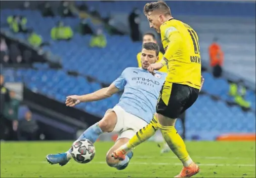  ??  ?? Reus hace el 1-1 ante la mirada de Ruben Dias, que no pudo despejar el balón.