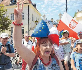  ?? FOTO: AFP ?? In den vergangene­n Tagen haben Hunderttau­sende in mehreren polnischen Städten für die Unabhängig­keit der Justiz demonstrie­rt.