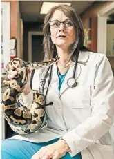  ?? HOUSTON COFIELD PARA THE NEW YORK TIMES ?? Veterinari­os como Karen
Emerson luchan con un desabastec­imiento de ivermectin­a.