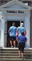  ?? PETE BANNAN - MEDIANEWS GROUP ?? Widener University students carry their belongings into Turrell Hall on the campus in 2019.