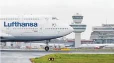  ?? FOTO: DPA ?? Eine Boeing 747-400 der Lufthansa in Tegel: Die Airline setzt auch auf Kurzstreck­en Großraumfl­ugzeuge ein, um der Nachfrage Herr zu werden.