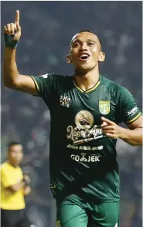  ?? ANGGER BONDAN/JAWA POS ?? PULIH: Irfan Jaya dibawa serta ke markas Barito Putera. Sebelumnya Irfan mengalami cedera engkel saat Persebaya melawan PSIS Semarang (20/9).