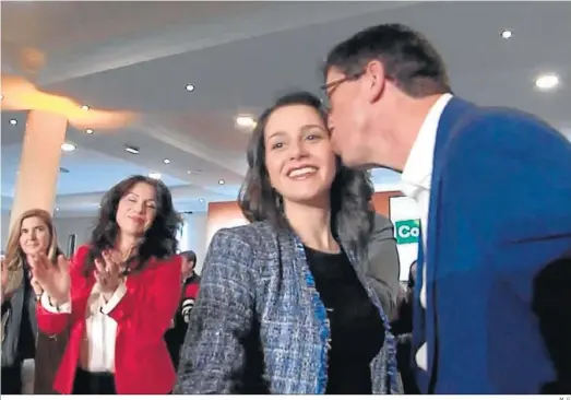  ?? M. G. ?? Juan Marín besa a Inés Arrimadas en un acto de partido, en presencia de Rocío Blanco y Rocío Ruiz, consejeras de Empleo y de Igualdad, respectiva­mente.
