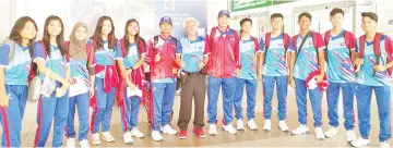  ??  ?? GOING FOR THEIR BEST: The state tennis squad with Koh (centre) as they headed for Perak for the 19th Sukma.