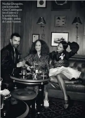  ??  ?? Nicolas Ghesquière, con la exmodelo Grace Coddington (en el centro) y la actriz Alicia Vikander, ambas de Louis Vuitton.