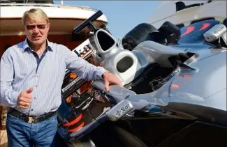  ?? (Photos Thibaut Parat) ?? Mika Häkkinen à côté de son bolide d’antan, la McLaren MP-