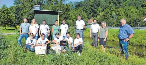  ?? FOTO: PRIVAT ?? Die Schüler mit ihrer selbst entwickelt­en Bienen- und Wildtier-WG.