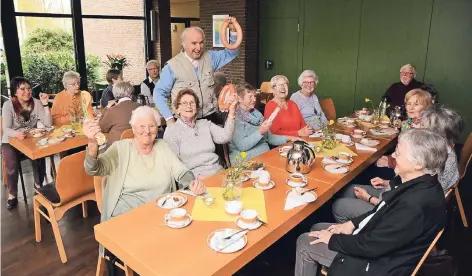  ?? RP-FOTO: WOLFGANG KAISER ?? Im Erzählcafé ist immer etwas los. Bei diesem Treffen geht es um die Wurst.