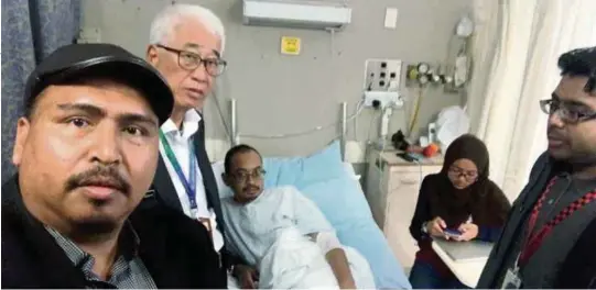  ?? [FOTO IHSAN AZRUL MAHATHIR AZIZ] ?? Ahli Dewan Undangan Negeri Bayan Lepas, Azrul Mahathir Aziz (kiri) bersama EXCO Kebajikan, Alam Sekitar, Masyarakat Penyayang Pulau Pinang, Phee Boon Poh (dua dari kiri) melawat Mohd Tarmizi di hospital di New Zealand.