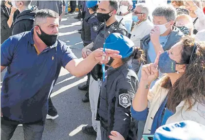  ?? M. CARROLL ?? Tensión. Manifestan­tes a favor y en contra de Fernández se cruzan insultos, en la Quinta de Olivos.