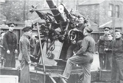  ??  ?? READY FOR THE ENEMY: We have no Hull location for this picture, but ready to help in the city’s defence. it shows an anti-aircraft gun