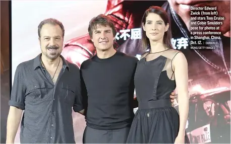  ?? | EMMANUEL WONG/ GETTY IMAGES ?? Director Edward Zwick ( from left) and stars TomCruise and Cobie Smulders pose for photos at a press conference in Shanghai, China, Oct. 12.