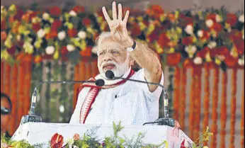  ?? ARABINDA MAHAPATRA/HT ?? Prime Minister Narendra Modi addresses a rally in Odisha’s Cuttack on the fourth anniversar­y of the National Democratic Alliance (NDA) government on Saturday.