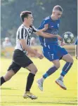  ?? FOTO: THW ?? Nach Freilos in Runde eins steigt Titelverte­idiger SV Ringingen (Moritz Wallerath, r.) am Sonntag gegen Schmiechta­l/Alb II in die neue Pokalrunde ein, SW Donau (Lukas Ottenbreit, l.) bestreitet sein erstes Pokalspiel am kommenden Mittwoch bei Riedlingen II/Altheim II.