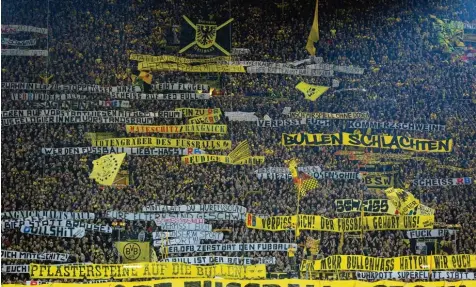  ?? Foto: Ina Fassbender, dpa ?? Vor dem Spiel gegen RB Leipzig hielten Fans auf der Dortmunder Tribüne Banner in die Höhe, die die Grenzen des guten Geschmacks überschrit­ten. Im kommenden Bun desligaspi­el gegen Wolfsburg wird von der „Gelben Wand“nichts zu sehen sein. Der DFB...