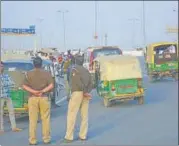  ?? SAKIB ALI /HT PHOTO ?? Police patrol the Lal Kuan intersecti­on from where the woman had boarded the auto on Wednesday night.