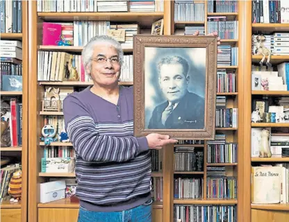  ??  ?? Retrato. Mohammed Mesli, hijo de Abdelkader, en su casa en Bobigny (París), muestra una foto de su padre.