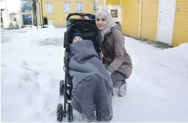  ??  ?? IKKE ILLE: Mamma Ranin Sararglani fra Syria var ute på trilletur med dattera Lea Alantouz i går. Etter å ha bodd i Hemsedal var det ikke så ille.