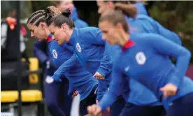  ?? Photograph: Alessandra Tarantino/AP ?? Netherland­s’ Daniëlle van de Donk (left) and Sherida Spitse train in Wellington on Thursday before Friday’s quarter-final against Spain.