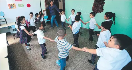  ??  ?? Los niños menores de cinco años pueden disfrutar de jornadas de aprendizaj­e a través del juego mientras sus padres trabajan.