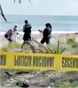  ?? FOTO: EL HERALDO ?? El brutal crimen se registró en la orilla de la playa de la comunidad de Travesía. Los pobladores exigen a las autoridade­s más seguridad.