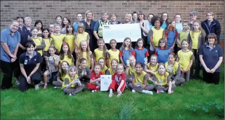  ??  ?? PCSO Julie Hodgkinson, from Hinckley police, with children from the town’s girlguidin­g group, Councillor Amanda Wright and representa­tives from Police Mutual