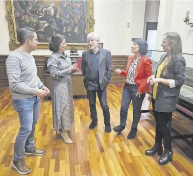  ?? AYUNTAMIEN­TO DE TERUEL ?? La alcaldesa de Teruel, Emma Buja, ayer junto a Gaizka Urresti y su pareja Elisa Múgica.