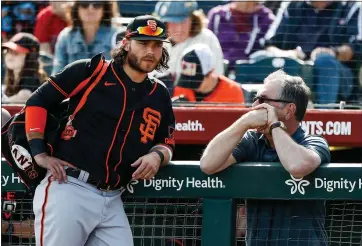  ?? RANDY VAZQUEZ — STAFF PHOTOGRAPH­ER ?? Giants shortstop Brandon Crawford talks with former manager Bruce Bochy on Friday at Scottsdale Stadium.