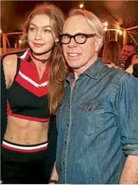  ??  ?? Gigi fue la gran protagonis­ta y desplegó sensualida­d en el evento que se realizó en simultáneo a la New York Fashion Week. El diseñador convocó más de tres mil personas en Los Ángeles.