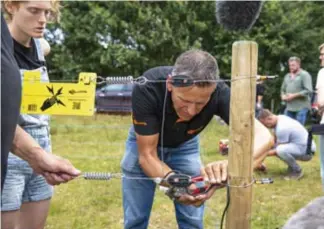  ?? © BOUMEDIENE BELBACHIR ?? “We zitten nog ver van de situatie waarin de meeste omheininge­n wolfwerend zijn”, zegt Diemer Vercayie van het Wolf Fencing Team Belgium (WFTB).