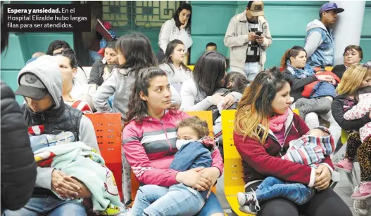  ?? LUCIA MERLE ?? Espera y ansiedad. En el Hospital Elizalde hubo largas filas para ser atendidos.