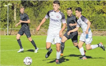  ?? FOTO: HUBERT MÖHRLE ?? Samuel Guglielmo (vorne) und Tenshi Kleiner (re., hinten) und der FC Ostrach siegen gegen den SV Ochenhause­n (li: Martin Frank; 2.v.r.: Andreas Flontas) mit 1:0.