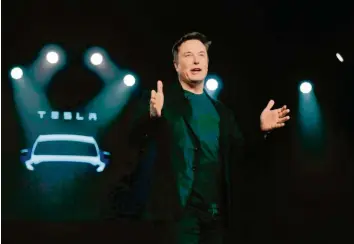  ?? Foto: dpa ?? Tesla-Gründer Elon Musk hat am Dienstagab­end alle überrascht: Er kündigt an, in Brandenbur­g eine Tesla-Fabrik bauen zu wollen. Schon 2021 soll das Werk eröffnen.