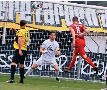  ??  ?? 7. Minute: Marc Kleefisch (rotes Trikot) köpft eine Flanke Tom Meurers zur frühen Beecker Führung ein. Aachens Keeper Joshua Mroß hat keine Abwehrchan­ce.