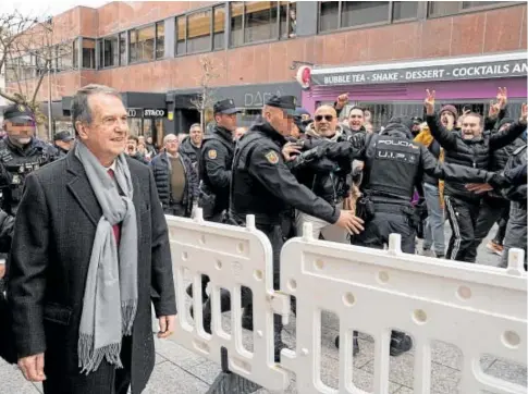  ?? // EP ?? Caballero, escoltado por la Policía mientras es increpado por trabajador­es de Vitrasa, en imagen de archivo