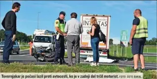  ?? FOTO: OSTE BAKAL ?? Tovornjaka­r je počasi lazil proti avtocesti, ko je v zadnji del trčil motorist.