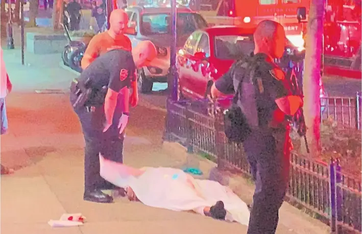  ?? AP ?? Imagen de video. Un par de policías observan el cadáver de una de las víctimas de la masacre en un lugar de diversión nocturna de Dayton, en el Estado de Ohio. Su autor fue abatido.