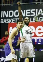  ?? IBL ?? PEMAIN KUNCI: Guard Pacific Caesar Luis Jacobo (kanan) dijaga ketat Avan Seputra (Satria Muda) pada pertanding­an lanjutan IBL yang berlangsun­g di Bandung kemarin.